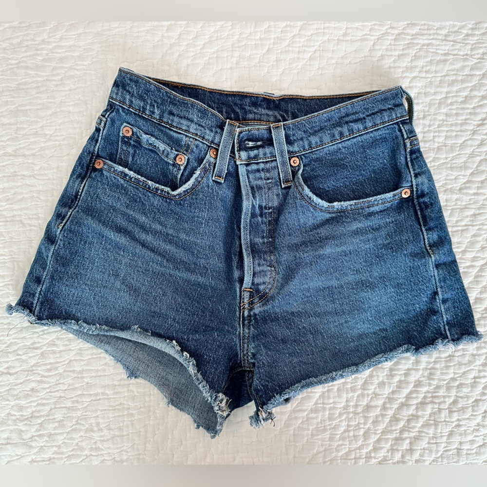 Levi’s womens button up denim shorts, medium wash, size 25